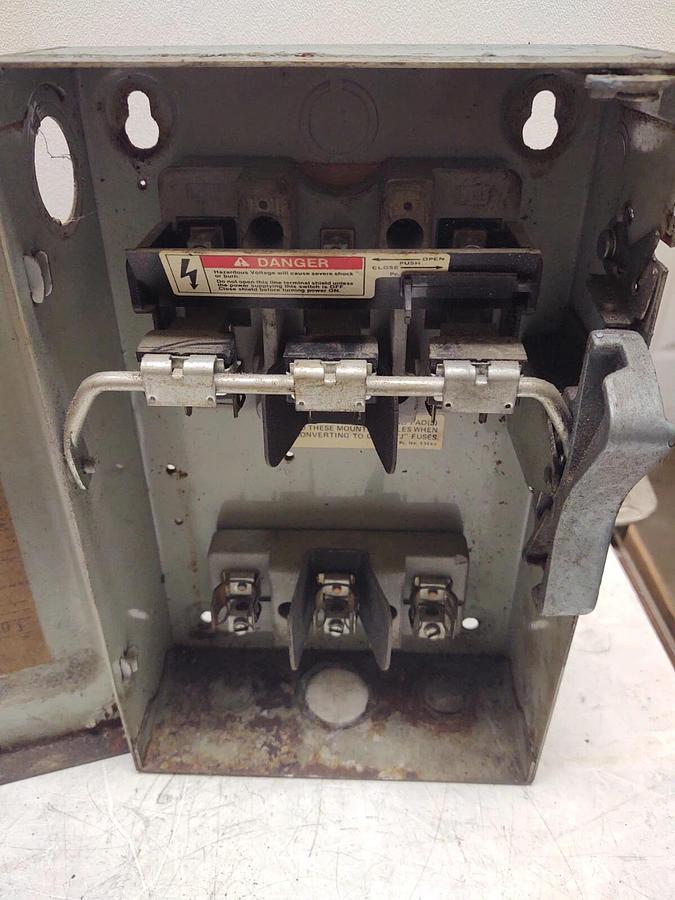Used ITE Heavy Duty Disconnect Safety Switch F351 Type 1 30A 600VAC 480Volts Fused