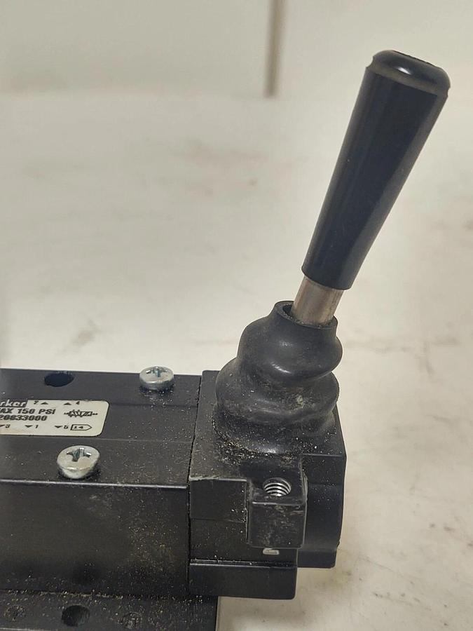 🔥 NEW PARKER MANUAL DIRECTIONAL CONTROL VALVE 520833000, 150 PSI MAX