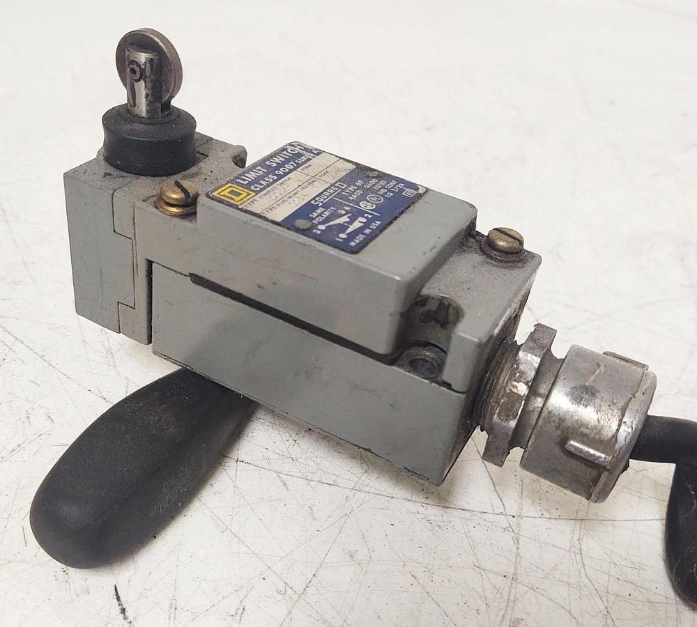 Used 🔥NICE SQUARE D C054F Industrial Limit Switch, Roller Plunger