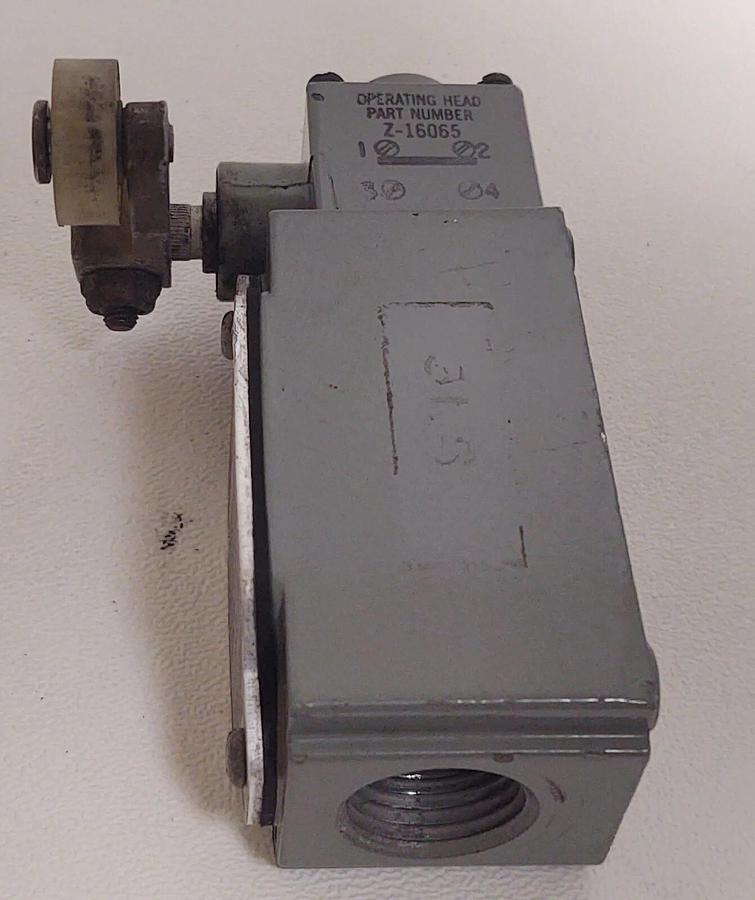 Used Allen-Bradley Oil Tight Limit Switch 802T-B D Right Hand Rotating Arm Roller