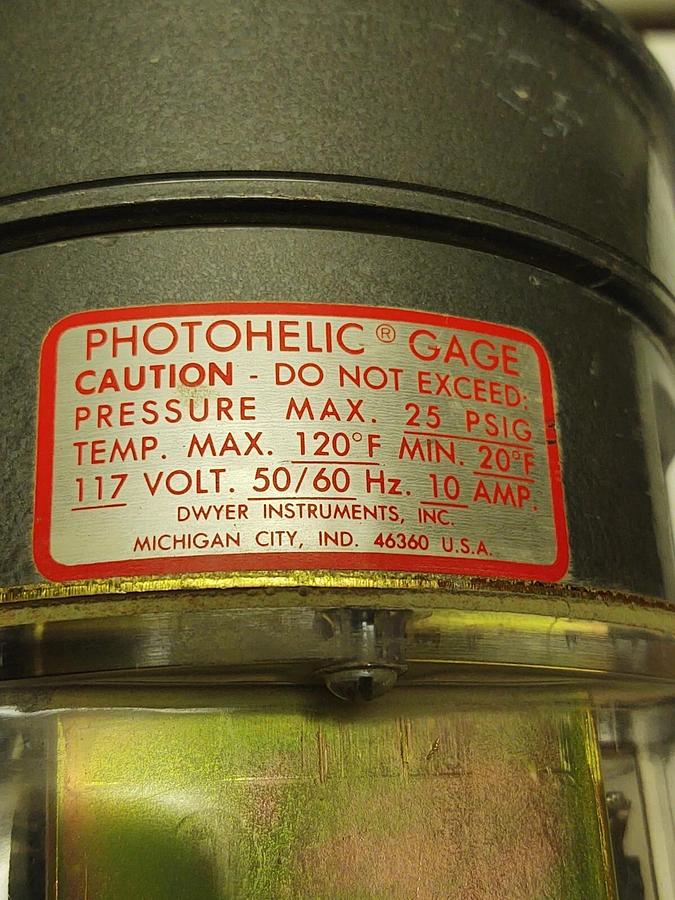 Used Dwyer PHOTOHELIC Gauge Range 0'' - .50'' of Water 25 PSI Max 117VAC Differential