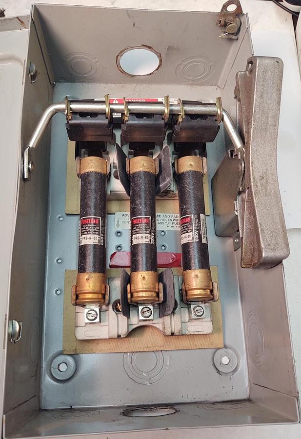 Used SIEMENS F352 DUTY SWITCH DISCONNECT, 60A, 600 VAC 50 HP SERIES A TYPE 1 W/FUSES