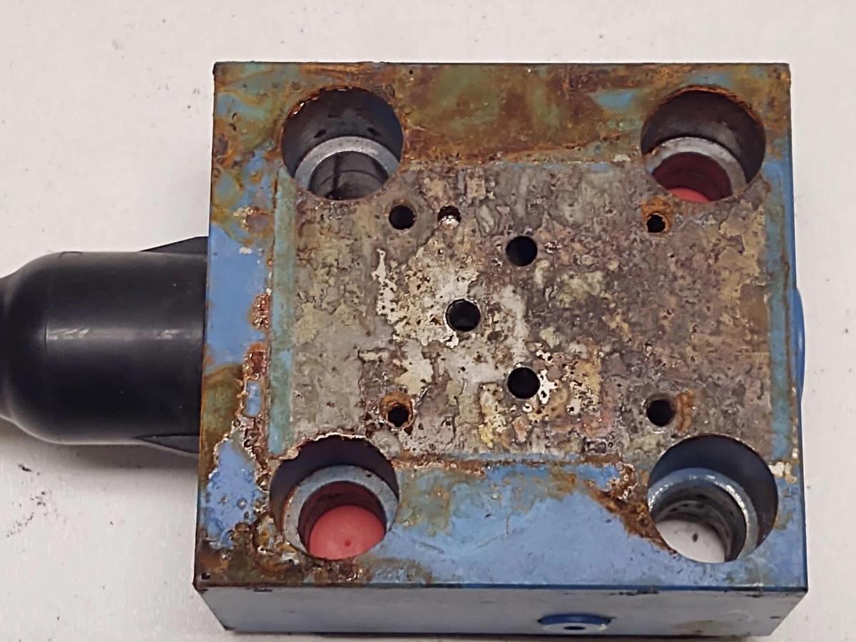 NEW Vickers / Eaton CVCS 32 C3 W 250 20, Slip In Cartridge Valve Cover