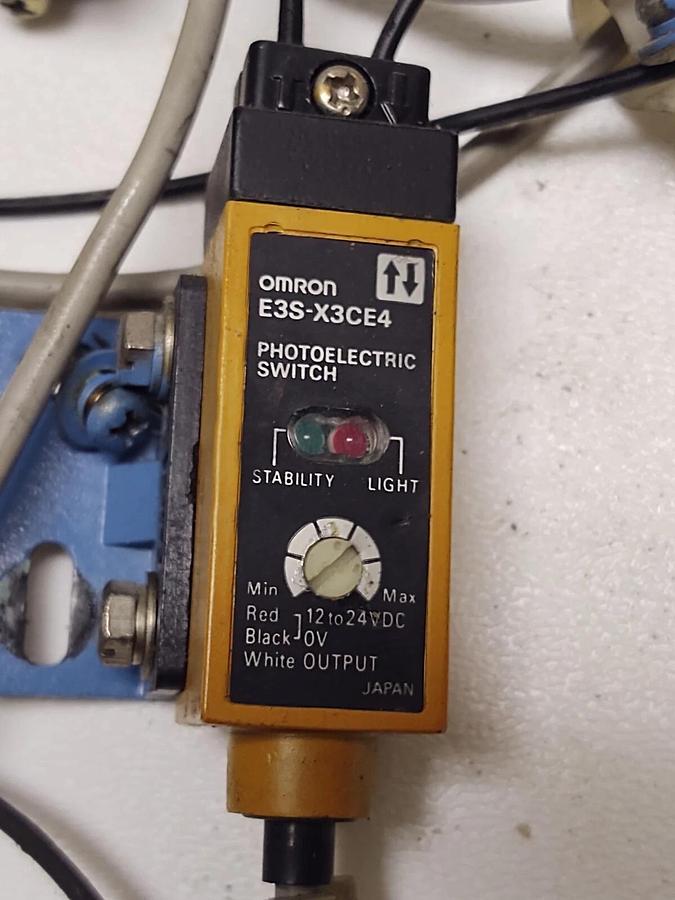 Used Omron E3S-X3CE4 E3SX3CE4 Photoelectric Fiber Optic Sensors With Proximity Switch