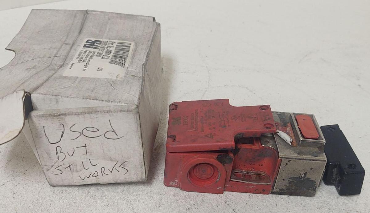 Used 🔥Omron STI Interlocking Safety Switch T5009 USED Still Works