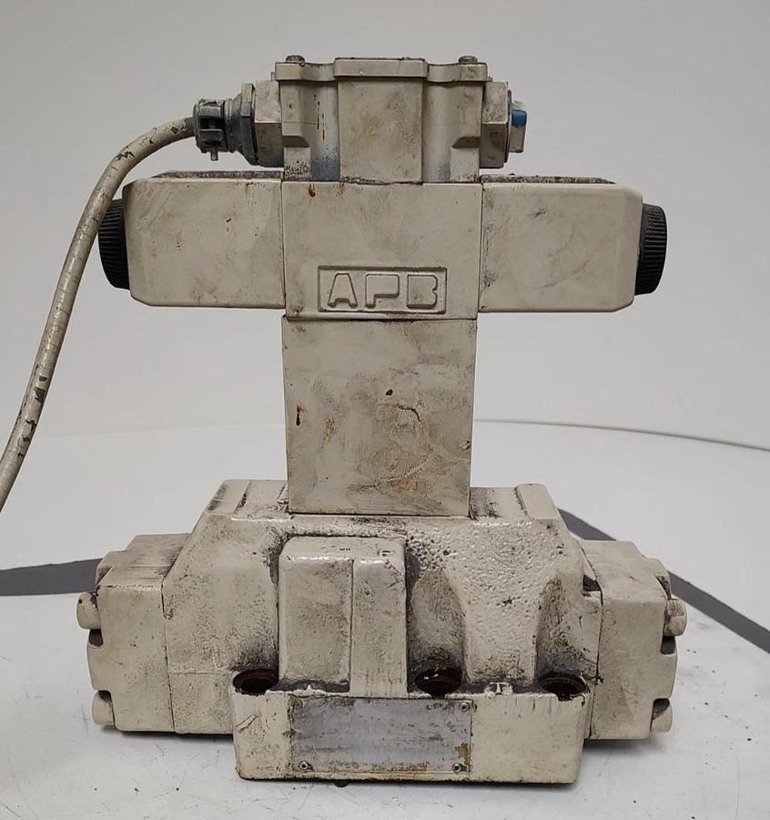 Used 🔥Vickers DG5V-8-S-60-E-T-M-FW-D7-H-P10-A Directional Hydraulic Control Valve