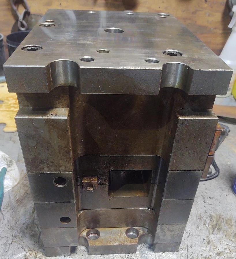 Used 🔥 Plastic Injection Vertical MUD "Master Unit Die" Quick Change Mold Base