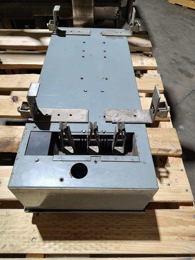 Used WESTINGHOUSE TAP-323 100A 240VAC 3PH FUSIBLE BUS PLUG DUCT SWITCH