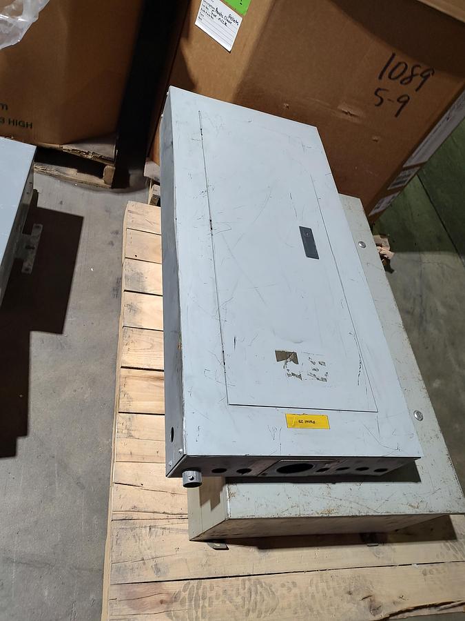 Used Siemens S2E30ML250CTS 3 Phase 4 Wire 250A 480Y/277V Type S2 Nema1 MLO Panel Board
