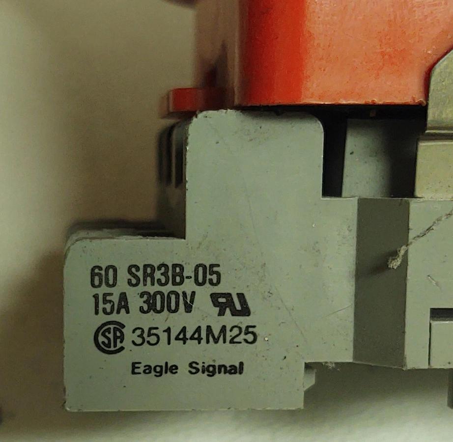 Used EAGLE SIGNAL 80E2A605 120V 10A ON DELAY TIMER RELAY WITH SOCKET BASE 1.6-16 SEC