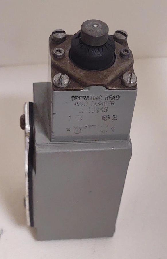 Used Allen-Bradley Oil Tight Limit Switch 802T-B D Punger Head Straight