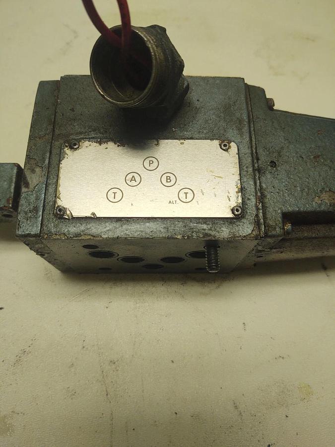 Used Vickers SDG1S4 016A 50 Hydraulic Directional Control Solenoid Valve Pilot Safety