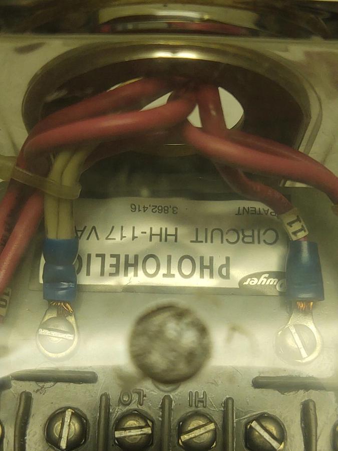 Used Dwyer PHOTOHELIC Gauge Range 0'' - .50'' of Water 25 PSI Max 117VAC Differential