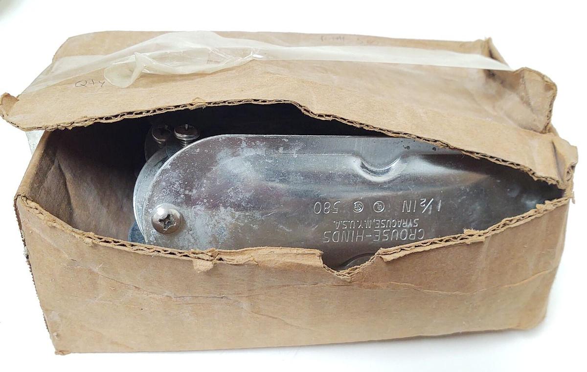 (QTY: 17) NEW Crouse-Hinds 580 1-1/2" Steel Conduit Body Cover