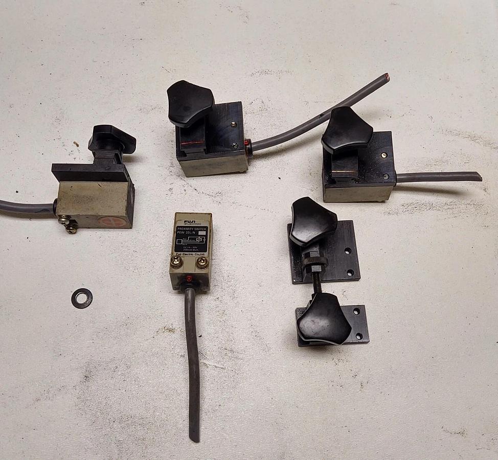 Used LOT (4) FUJI PEW-32L/N Electric Proximity Sensor Switch PLC 18-30 VDC FREE SHIP