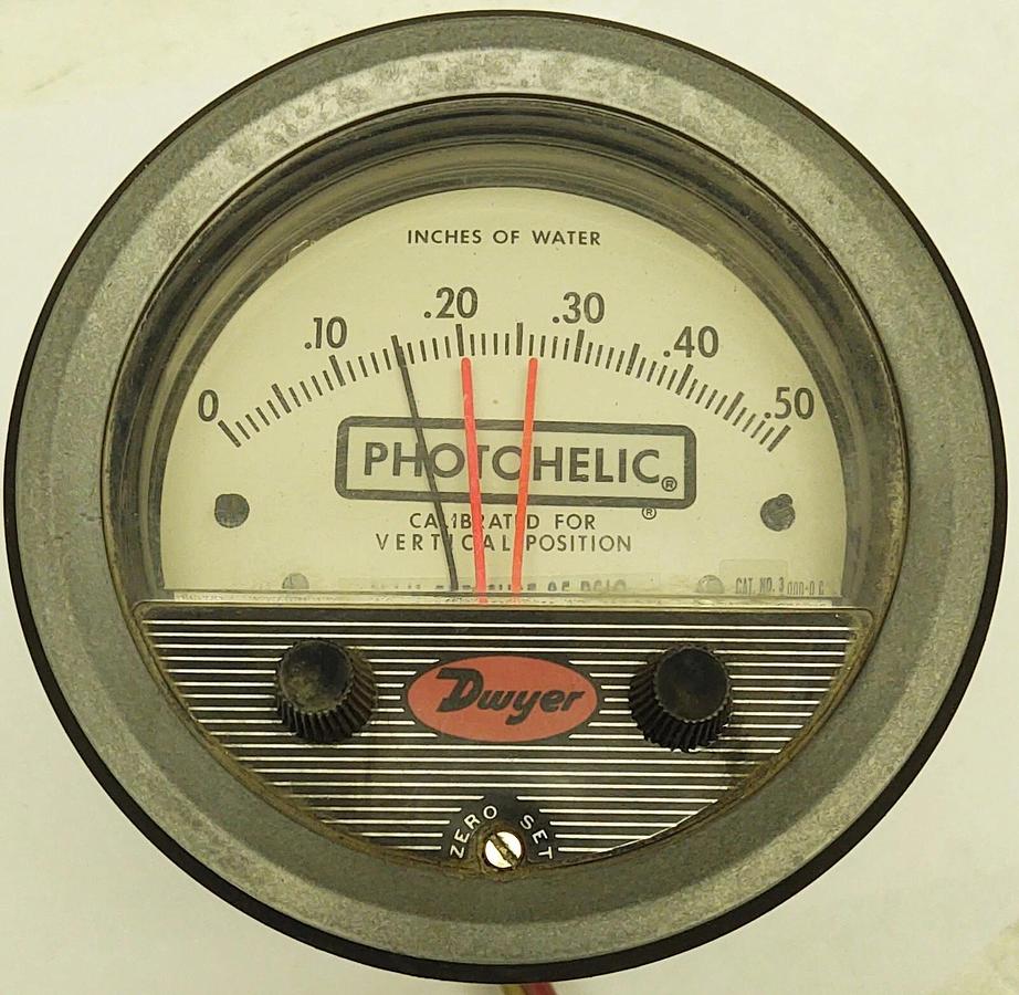 Used Dwyer PHOTOHELIC Gauge Range 0'' - .50'' of Water 25 PSI Max 117VAC Differential