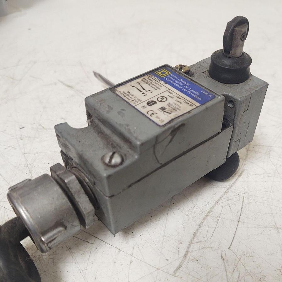 Used SQUARE D 9007C054F Limit Switch, Roller Plunger, 1NC/1NO Contact, 10A @ 600V AC