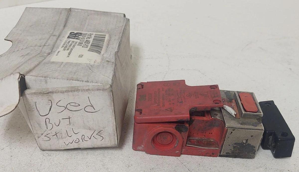 Used 🔥Omron STI Interlocking Safety Switch T5009 USED Still Works