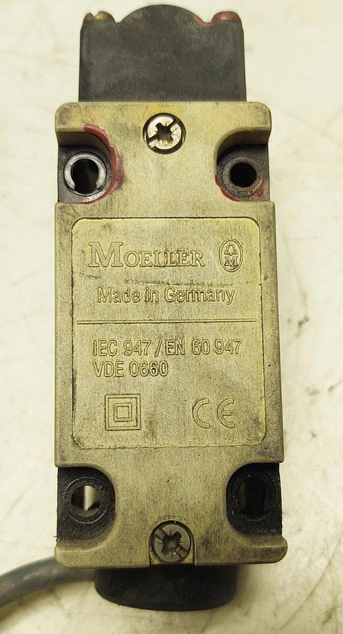 Used ARBURG Moeller AT0-4/11 S/I/RX Roller Head Limit Switch IEC 947