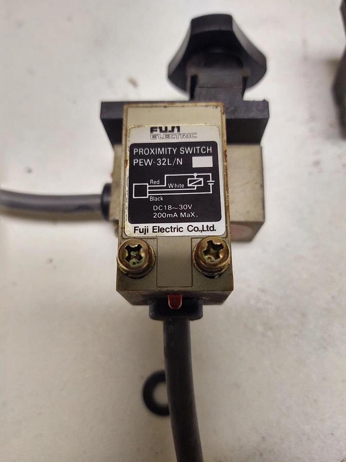 Used LOT (4) FUJI PEW-32L/N Electric Proximity Sensor Switch PLC 18-30 VDC FREE SHIP