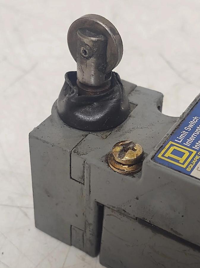 Used 🔥NICE SQUARE D C054F Industrial Limit Switch, Roller Plunger View Pictures