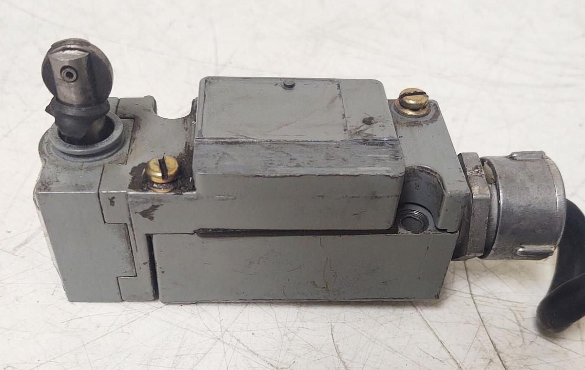 Used 🔥SQUARE D C054F Industrial Plunger Limit Switch, NO/NC View Pictures