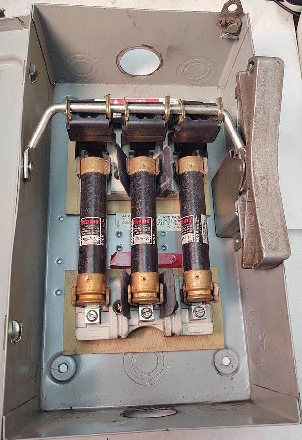 Used SIEMENS F352 DUTY SWITCH DISCONNECT, 60A, 600 VAC 50 HP SERIES A TYPE 1 W/FUSES
