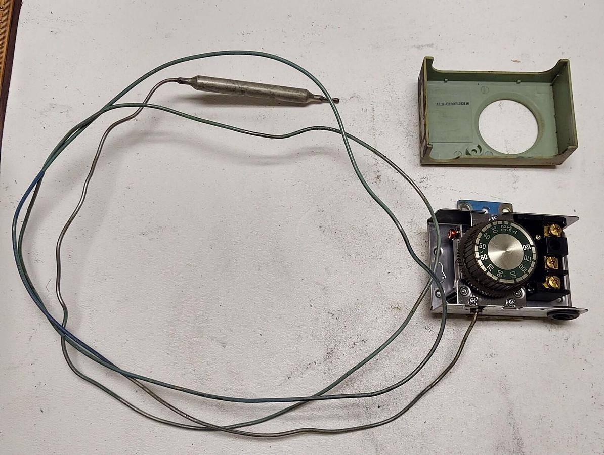 Used Mechanical Temperature Controller 15°F-120°F Range, SPDT, 250V, 5A, 4" Tin Bulb