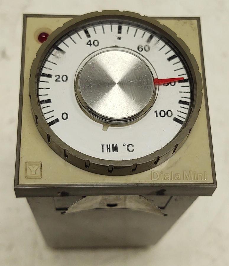 Used YAMATAKE HONEYWELL JR7710A 100 Deg C T/C Temperature Controller 100 VAC Panel