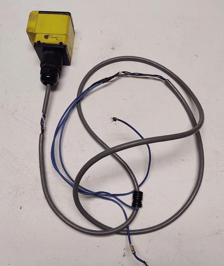 Used BANNER OSBCV OMNI-BEAM LASER HEAD SENSOR with OPBT2QD POWER BLOCK 10-30 VDC