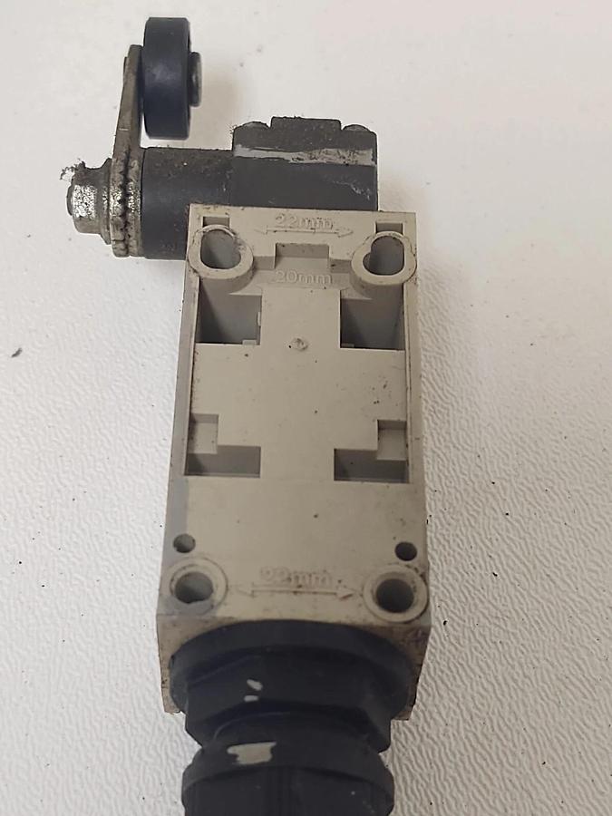 Used 🔥(2 PCS) LCS1-101 COMPACT LIMIT SWITCH YAMATAKE JAPAN
