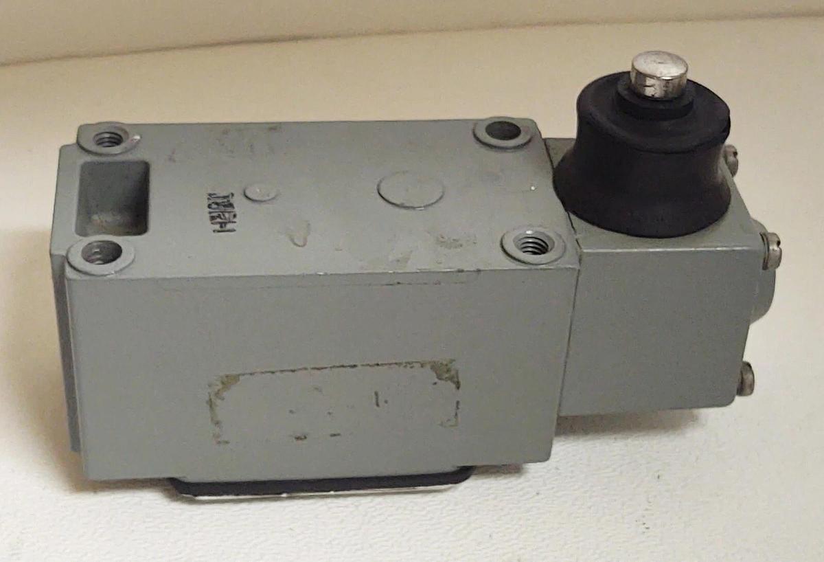 Used Allen-Bradley Oil Tight Limit Switch 802T-B D Punger Right Angle