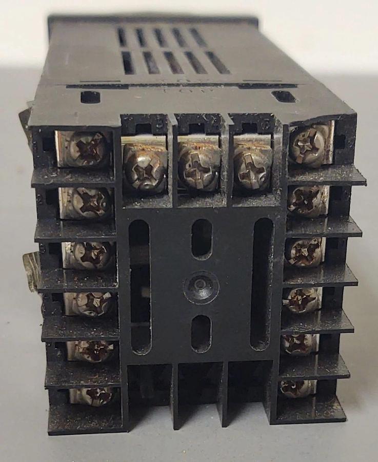 Used 🔥FUTURE DESIGN CONTROLS INC FDC9100ZB PID TEMPERATURE TC/RTD DUAL RELAY