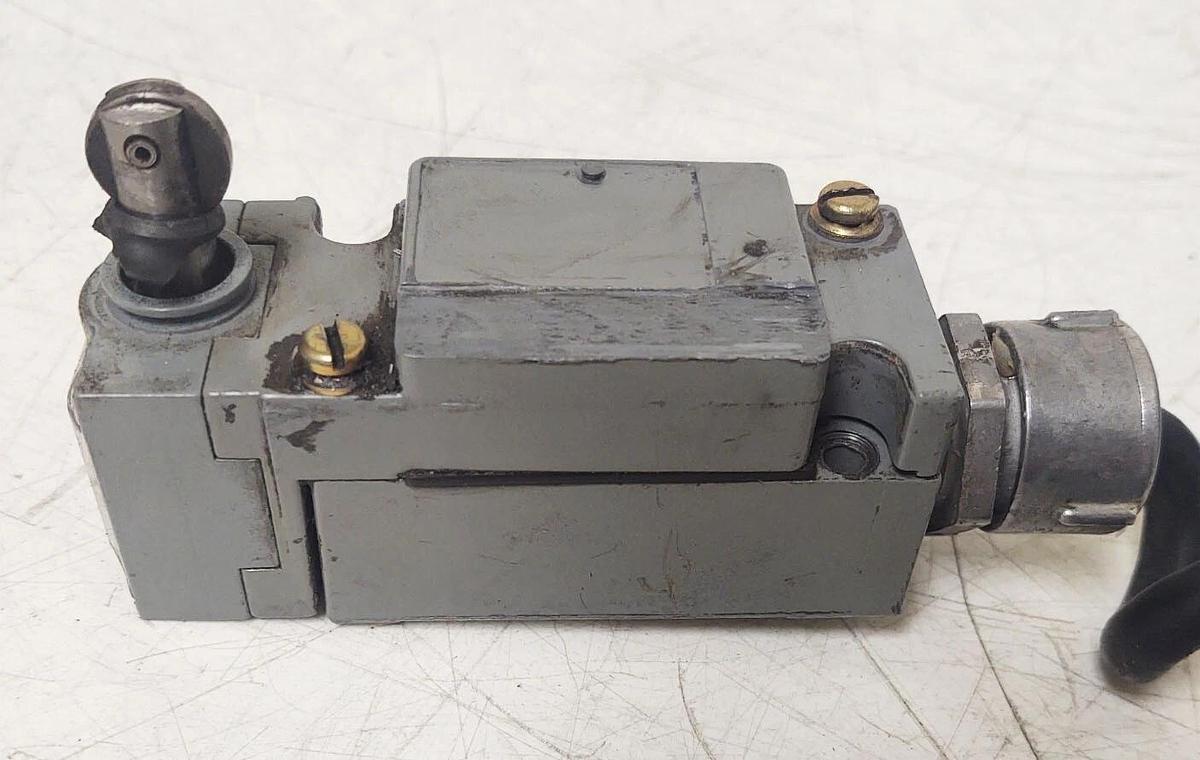Used 🔥SQUARE D C054F Industrial Plunger Limit Switch, NO/NC View Pictures