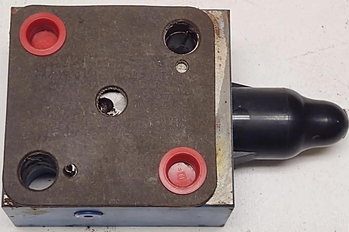 NEW Vickers / Eaton CVCS 32 C3 W 250 20, Slip In Cartridge Valve Cover