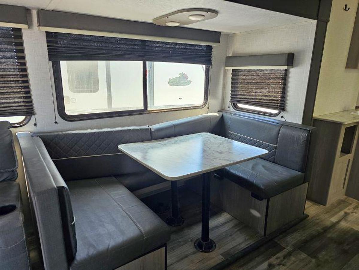 Used 2023 COLEMAN LIGHT 3215BH