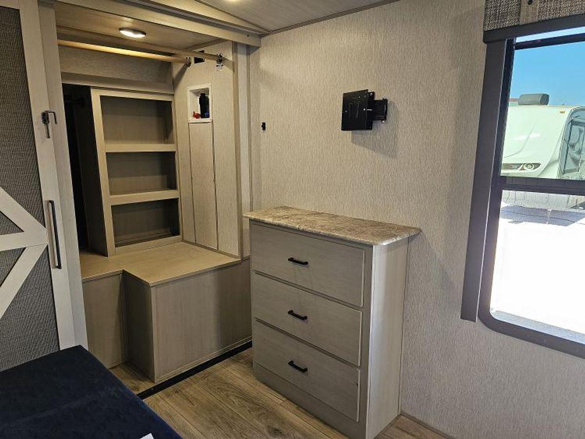 Used 2023 FOREST RIVER WILDWOOD HERITAGE GLEN 308RL