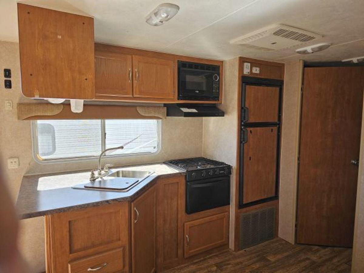 Used 2017 Allen Camper MFG. Idle-Time 350 FLDS