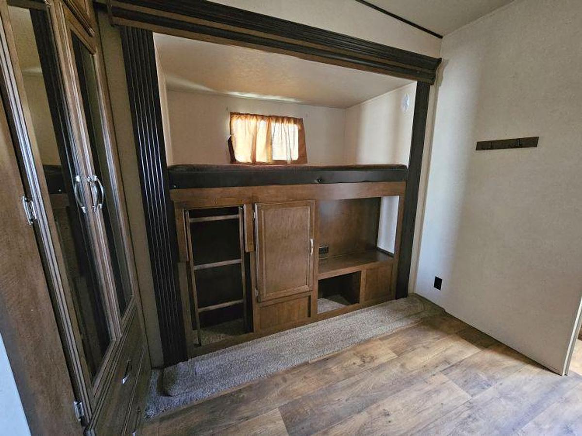 Used 2018 FOREST RIVER SALEM HEMISPHERE 356QB