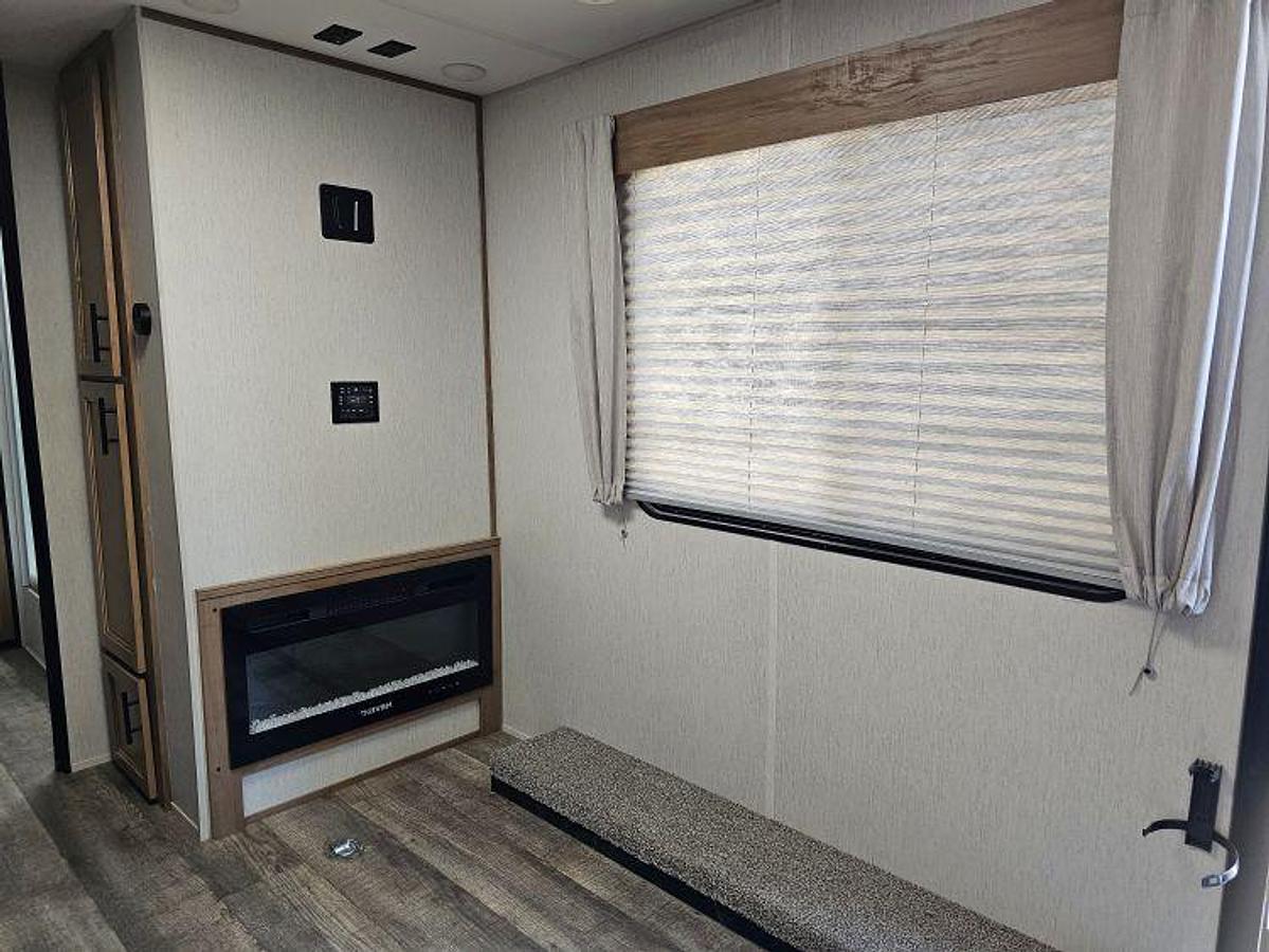 Used 2023 FOREST RIVER CHEROKEE GREY WOLF 26MBRR