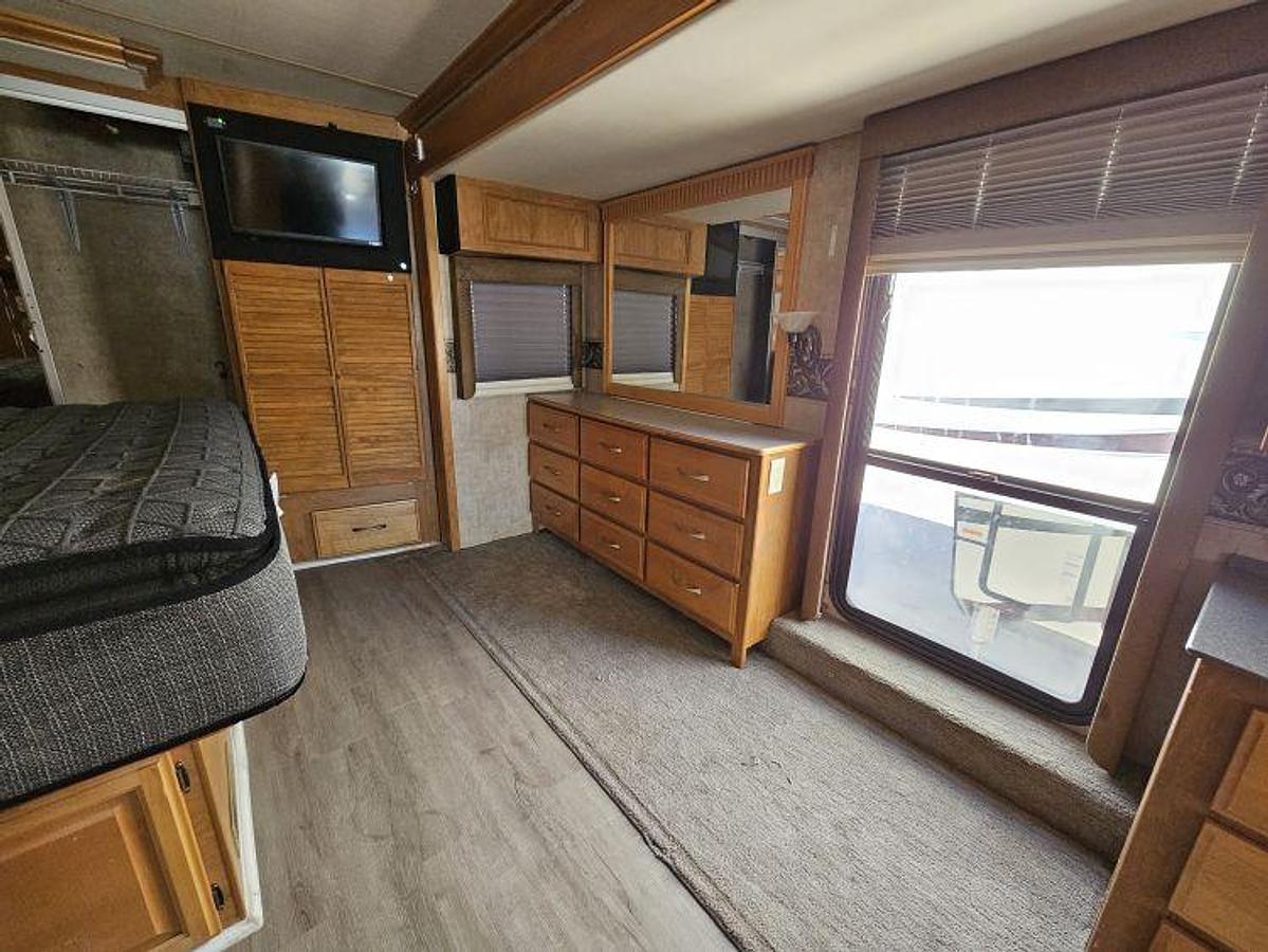 Used 2006 FLEETWOOD DISCOVERY 39V
