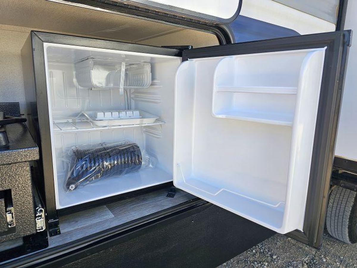 Used 2025 FOREST RIVER PUMA 32BHFS