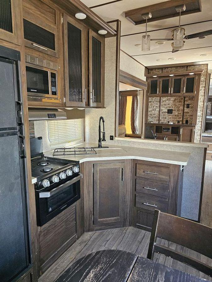 Used 2018 CHEROKEE BY FOREST RIVER ARCTIC WOLF 305ML6