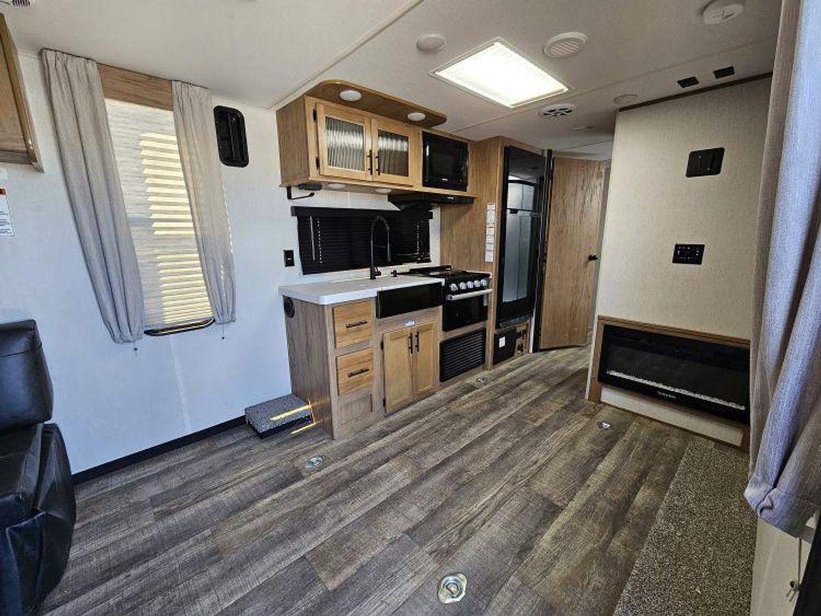 Used 2023 FOREST RIVER CHEROKEE GREY WOLF 26MBRR