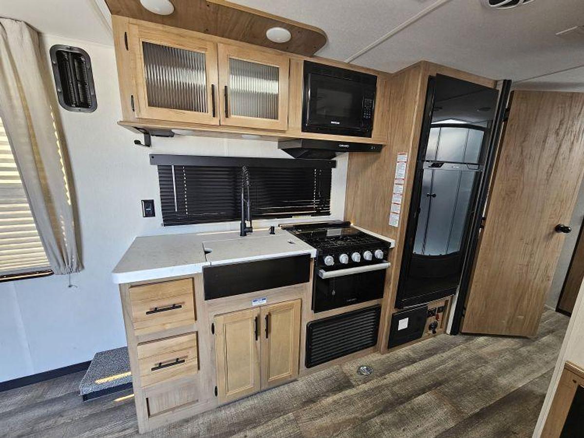 Used 2023 FOREST RIVER CHEROKEE GREY WOLF 26MBRR