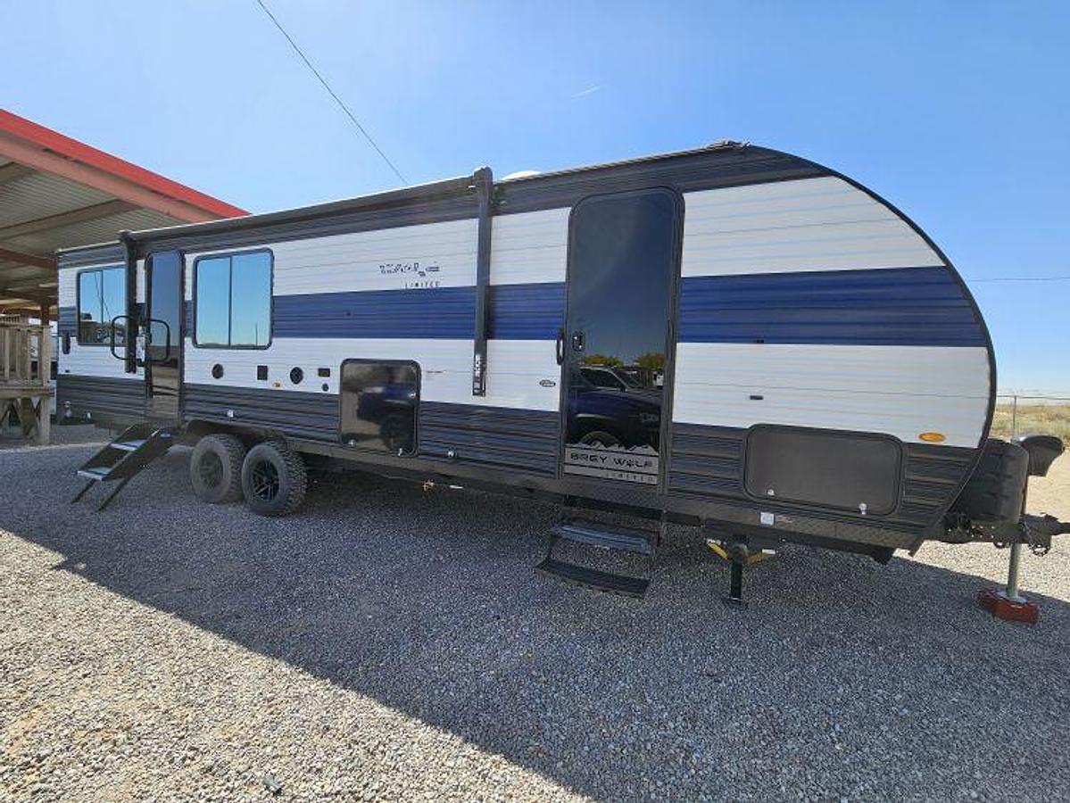 Used 2023 FOREST RIVER CHEROKEE GREY WOLF 26MBRR