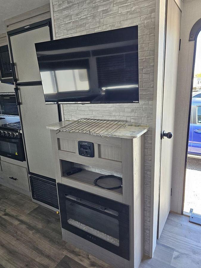 Used 2023 COLEMAN LIGHT 3215BH