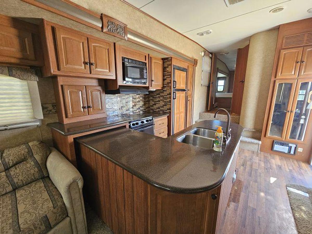 Used 2011 HEARTLAND ELKRIDGE 34TSRE