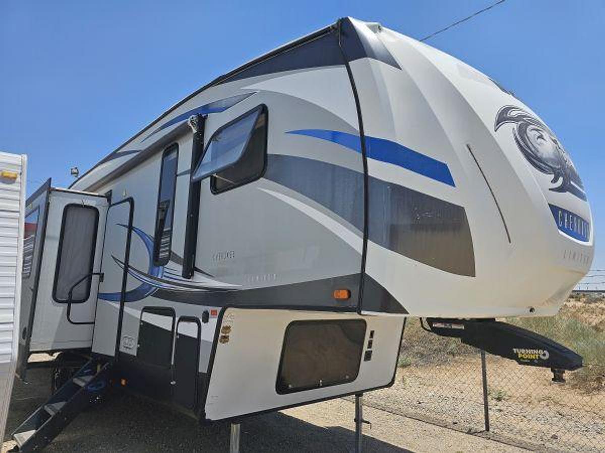 Used 2018 CHEROKEE BY FOREST RIVER ARCTIC WOLF 305ML6