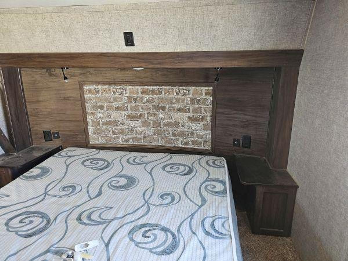 Used 2018 CHEROKEE BY FOREST RIVER ARCTIC WOLF 305ML6